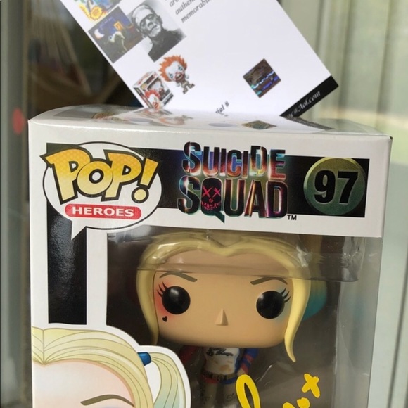 Funko Autographed HARLEY QUINN & Hoodie - Picture 8 of 10